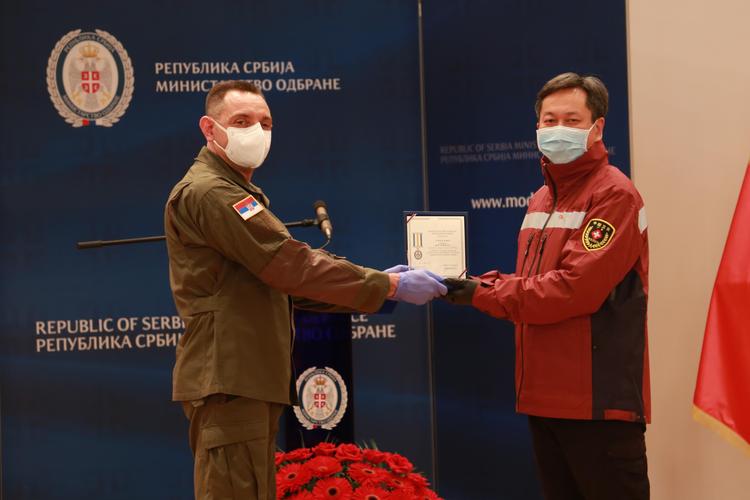 中国赴塞抗疫医疗专家等获颁塞尔维亚国家勋章及背后原因