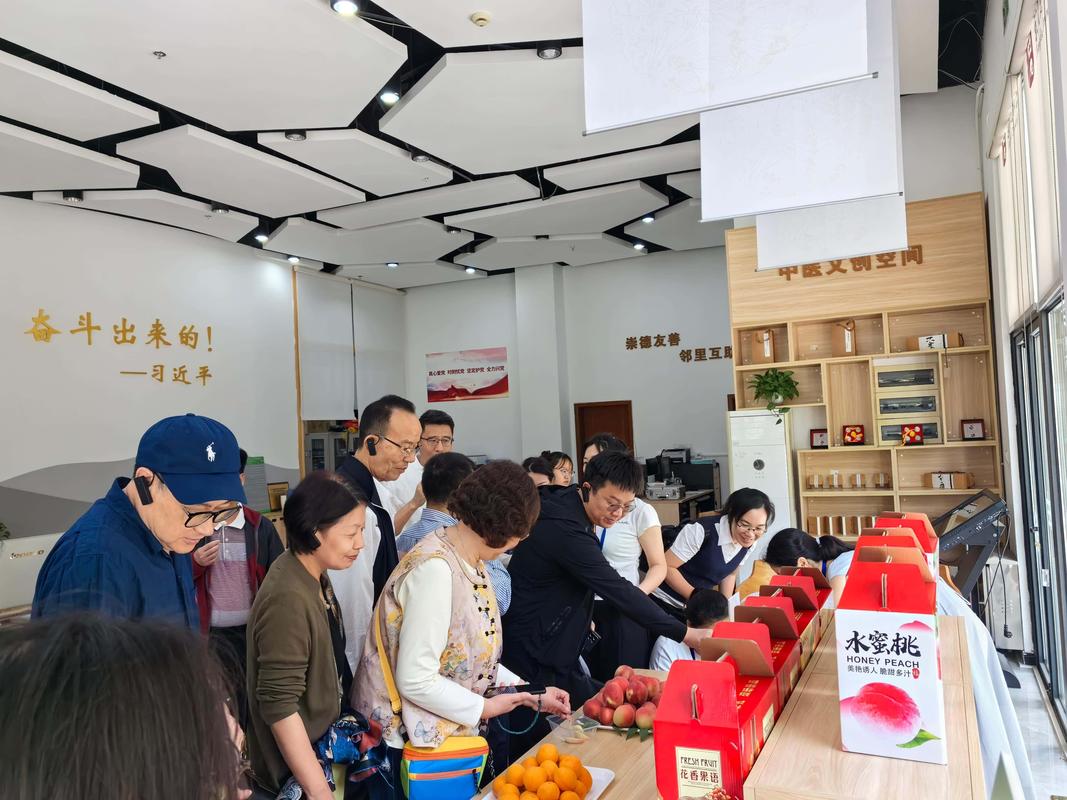 果蔬专业合作社收购蔬菜捐赠，带动就业促增收，服务多家合作社