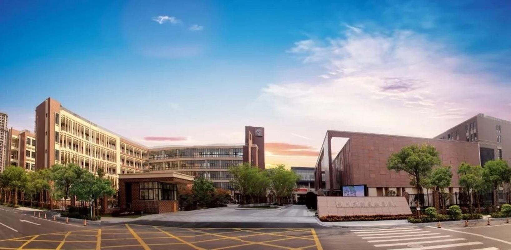 杭州两学校现疫情致家长慌，新冠热搜引关注及防疫问题探讨